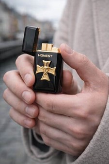 Sort Turbolighter med guldkors og kranium. Kvalitets gas lighter
