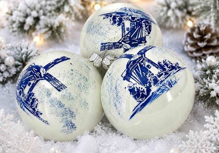Billig julepynt. Julekugler i porcelæn hvid med hollandsk vindmølle