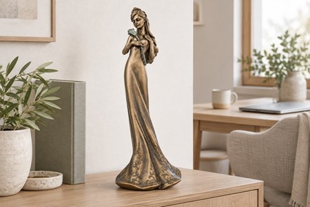 BRYLLUPSFIGURER. Smuk bronze skulptur af brudepige med lilje