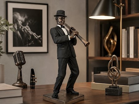 GAVE TIL MUSIKER. Flot bronzefigur af Jazz klarinettist. Reol pynt