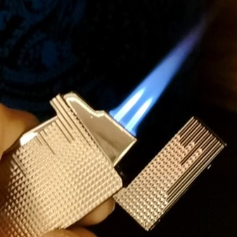GAVER TIL MÆND. Utrolig stærk cigar lighter med to brænderens flammer