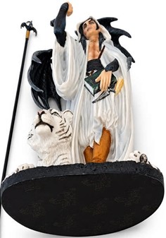 DEKORATION TIL STUEN. Polyresin figur af Troldmand med hvid tiger