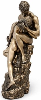 ROMANTISKE GAVER. Smuk figur af et nøgent par i et lidenskabeligt kys
