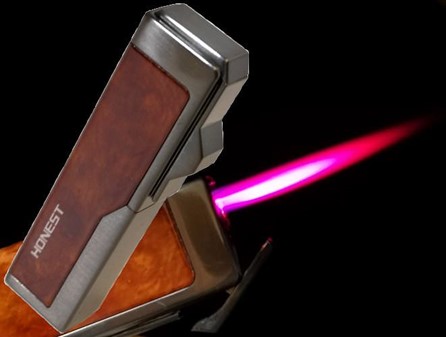 GAVE KÆRESTE MAND. Unik og billig stormlighter med stærk røde flamme