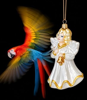Jule glas figur fra Polen. Sød engel i hvid med klokke. H: 16 cm