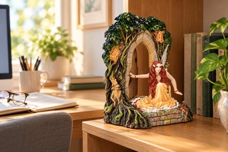 Magisk Fe-Statuette. Polyresin Figur af Smuk Fe ved Lysende Skovdør