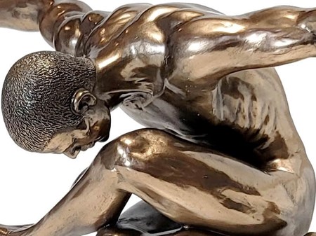 FIGUR MAND. Flot bronzeskulptur af nøgen mand i kunstnerisk stilling