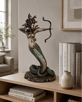 Frygtindgydende smuk Medusa figur. Iøjnefaldende smuk boligindretning