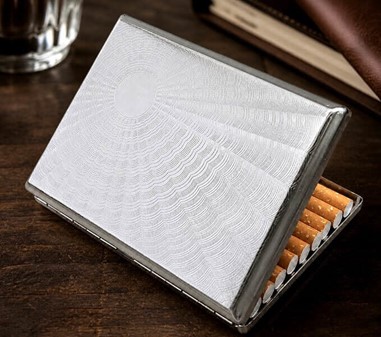 Cigaretetui i metal. Billigt, stilfuldt, perfekt til lange cigaretter