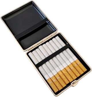 EKSKLUSIVE GAVER TIL HAM. Tyske cigaretetui i mørkebrun ægte læder