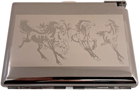 Cigaret etui metal med lighter. Elegant grafitdesign med heste