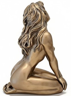 BRONZEFIGUR KVINDE. En skøn nøgen pige skulptur som pynt til hjemmet
