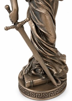 GAVE TIL JURIST. Eksklusiv bronze figur af Justitia gudinde