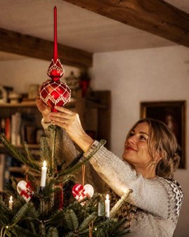 Spir til juletræ. Spir i mat rød med perler og hvid dekoration. 35 cm