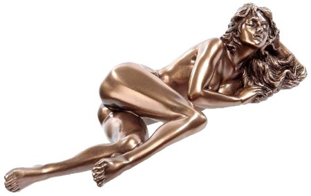 ROMANTISKE GAVER . Smuk bronzefigur til pynt af en nøgen kvinde