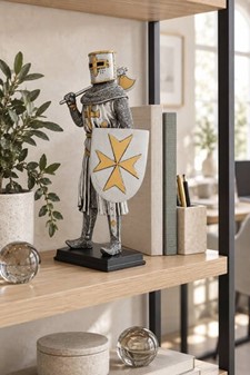 HISTORISK FIGUR. Stående crusader figur med økse og skjold