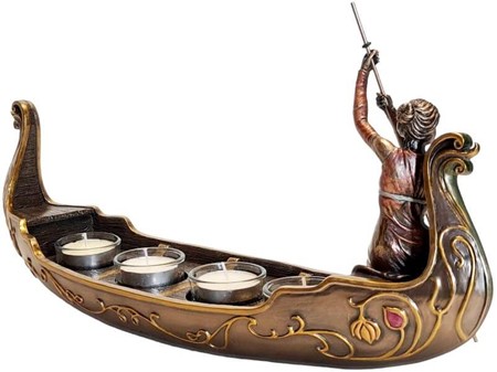 STUE DEKORATION, LYSESTAGE. Bronze figur, kvinde i venetiansk gondol