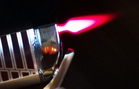 GAVEIDE TIL FAR. Billig, smuk lighter til far, der ryger cigaretter