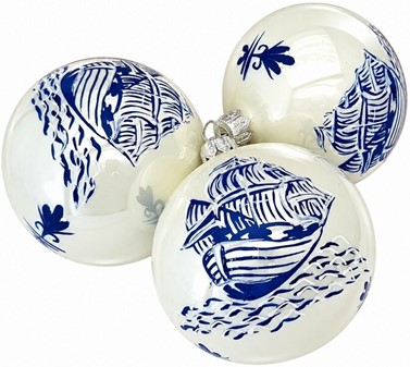 Jule glaskugle i hvid emalje porcelænsfarve med blå båd på kuglen. 8cm