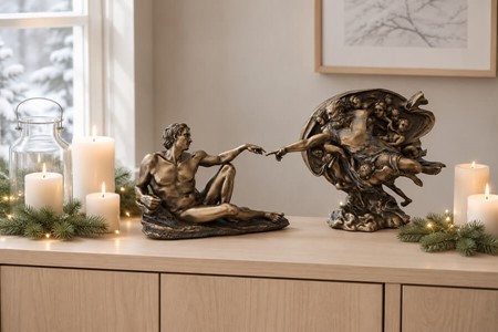 Skabelsen af Adam. Klassisk Bronzeskulptur, der ånder liv i dit hjem