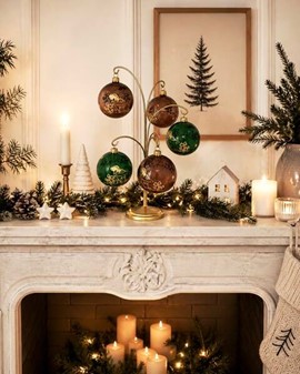 Brune Julekugler. Gennemsigtige julekugler blank med gyldne svampe