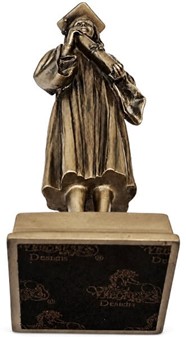 Kandidatgave til hende. Bronzefigur af pige i universitetshue og kappe