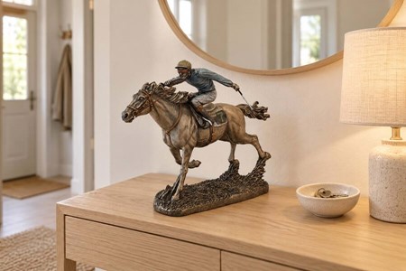 HESTEFIGUR. Imporedende bronzefigur Jockey på hest. Gave til rytter