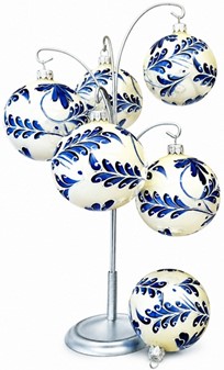 Polske julekugler i porcelænhvid med blå blomstermotiv. Ø 8 cm. 6 stk