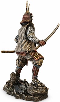JAPANSK SAMURAI. Figur af ridder i traditionelt kostume med katana