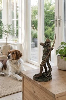 Robin Hood Figur. Legenden I Bronze: Sherwood-stil til din stuen!