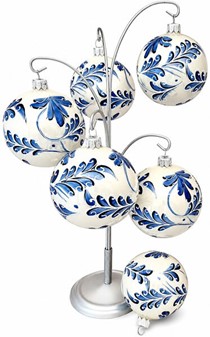 Polske julekugler i porcelænhvid med blå blomstermotiv. Ø 8 cm. 6 stk