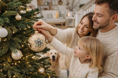 En julekugle glas i en mat brun med zirkoner og krystaller. Ø 10 cm