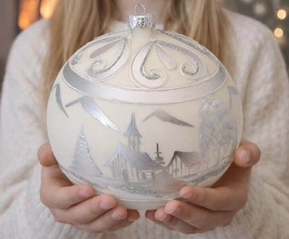Unik stor mælkefarvet julekugle mat med sølv vinterlandskab. Ø 15 cm