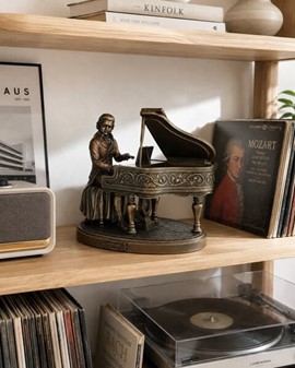 STUE INDRETNING. Unik og realistisk skulptur af Mozart ved klaveret