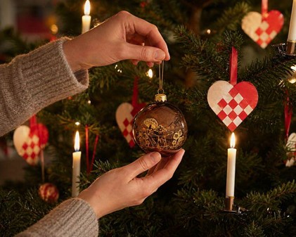 Brune Julekugler. Gennemsigtige julekugler blank med gyldne svampe