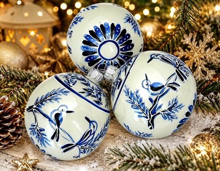 Unikke håndmalede julekugler i porcelæns-look med blå fugle. 8cm, 6stk