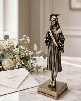 Kandidatgave til hende. Bronzefigur af pige i universitetshue og kappe