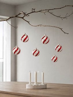 Magiske julekugler i glas. Håndlavet elegance i rødt og hvidt. Ø 8 cm