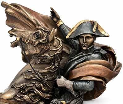 Den ikoniske Napoleon Bonaparte-figur på hesteryg. Skønhed og styrke