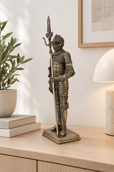 Bronzefigur af middelalderridder i fuld rustning med hellebard