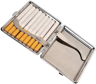 LILLE GAVE TIL HAM OG HENDE. Billig cigaretetui til en aktiv rygeren