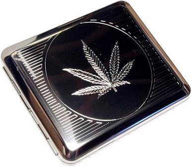 GAVE TIL BEDSTE VEN. Tyske cigaretetui metal med indgraveret Cannabis