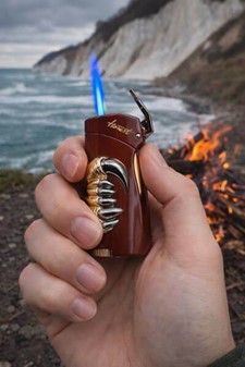Bedste stormlighter i rød. Vindtæt Jet-flame til outdoor og gaver