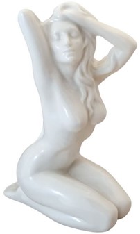 ROMANTISKE GAVER. Hvide porcelænsfigur af en nøgen kvinde