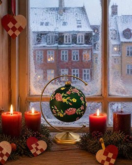Håndmalede julekugle Polen i grøn mat med rosenrød dekoration. Ø 12 cm