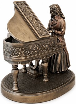 STUE INDRETNING. Unik og realistisk skulptur af Mozart ved klaveret
