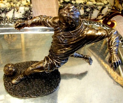 GAVE TIL FODBOLDSPILLER. Smuk fodboldspiller figur til en gave