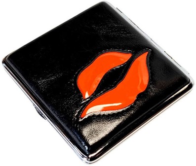 Stilfuldt Valentins Cigaret etui. Billige Etui med Rød Læber. 20 stk