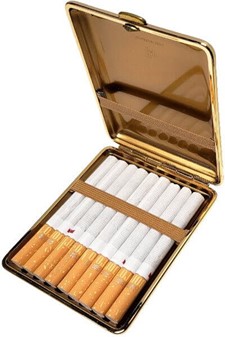 EKSKLUSIV LÆDER CIGARETETUI. Tyske sort etetui med gyldne accenter
