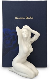 ROMANTISKE GAVER. Hvide porcelænsfigur af en nøgen kvinde